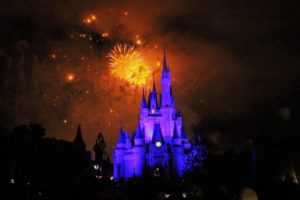 Castelo da Cinderella durante o Wishes, show de fogos que aconteceu diariamente de 2003 até 11 de maio de 2017