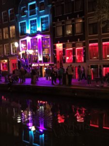 O mundialmente conhecido Red Light District de Amsterdam