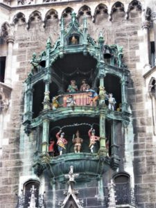 Detalhe dos bonecos na Neues Rathaus