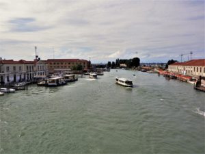 Barcos públicos ajudam a circular pela região