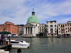 Igreja de São Simão Pequeno às margens do Grande Canal