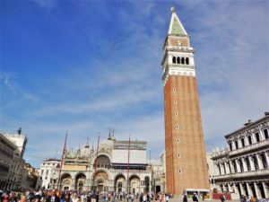 Piazza San Marco com a Basílica e o Campanário (ou Torre Veneziana)
