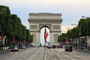 No meio da Champs-Élysées se tem a melhor vista do Arco do Triunfo