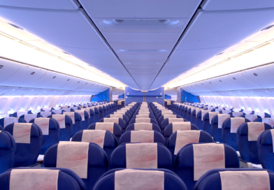 Curiosidade: o que é a fumaça que sai do teto do avião?